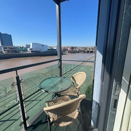 Luxury Riverside 2 Bedroomed Apartment With Balcony Нюпорт Екстериор снимка